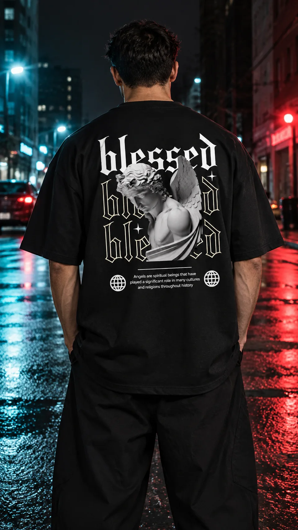 Modelo fictício vestindo a camiseta do case de moda em uma rua noturna